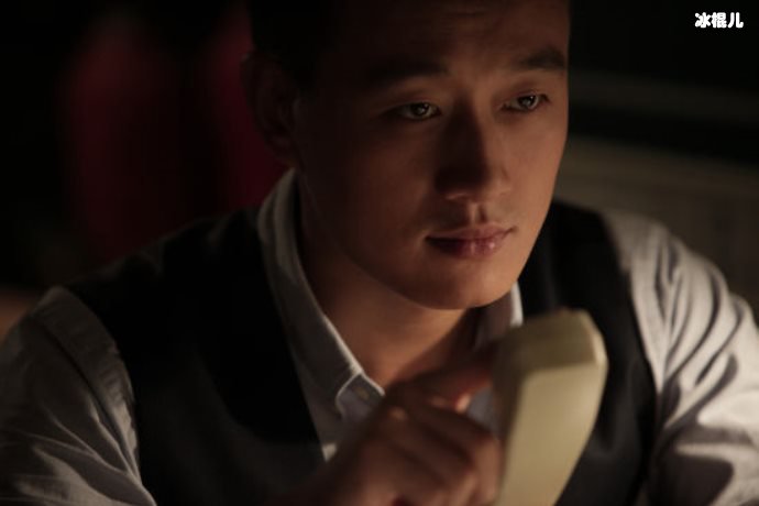 佟大为全家福照片曝光,父子穿长褂母女穿旗袍一家人其乐融融