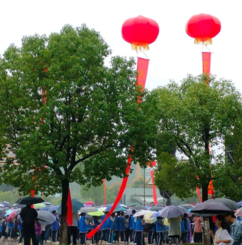 冒雨参加孩子校庆的图片 冒雨参加孩子校庆