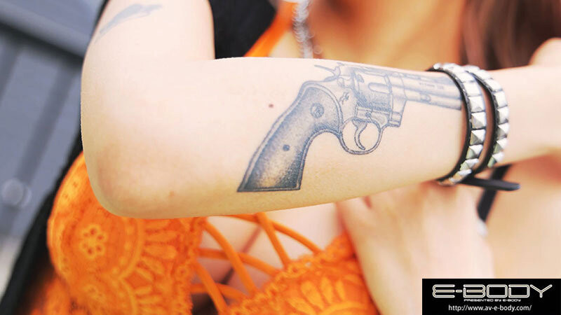 身材火辣作风剽悍的辣妺!一身刺青的凤カレン(凤可怜,Ootori-Karen)真厉害!