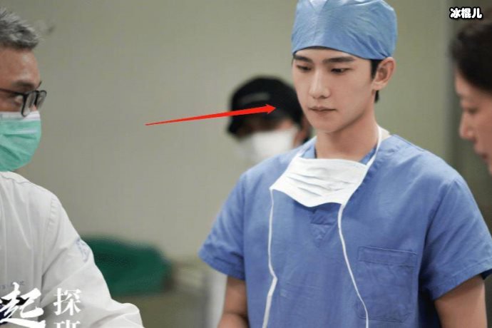 杨阳洋教双胞胎妹妹做热身运动,太过认真把拖鞋甩掉