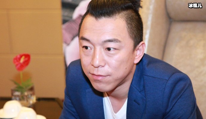 黄渤豪爽大气深夜与友人聚会,期间无所顾忌狂喝酒