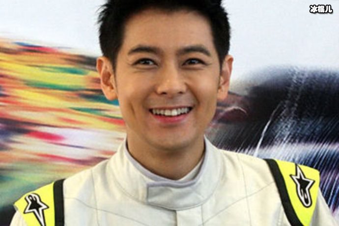 林志颖一家聚餐林妈独坐沙发,公筷夹菜引网友热议