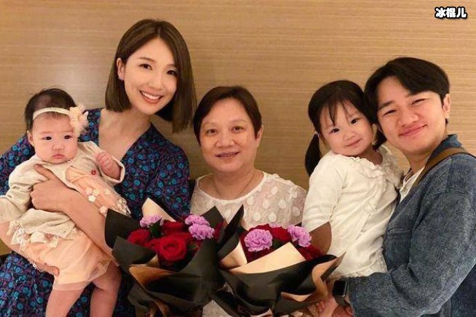 李亚男爆王祖蓝和女儿做游戏,两人家中荡秋千休闲十足