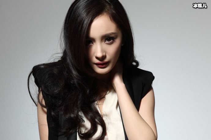 杨幂最新广告大片上线,连换4套造型十分养眼