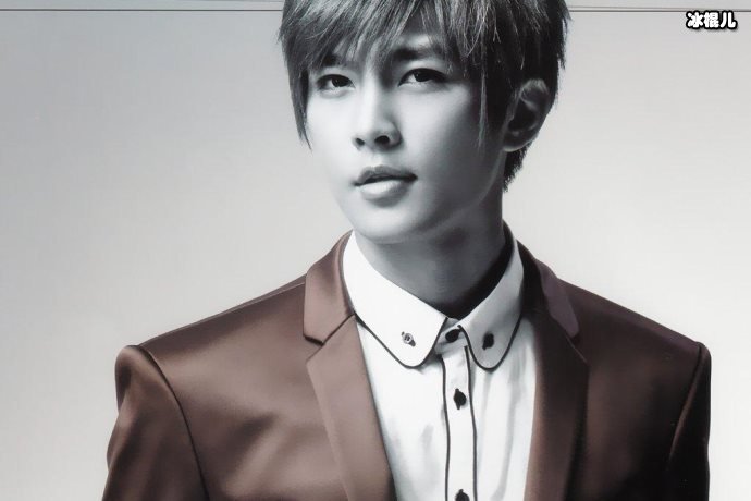 炎亚纶亲自加入到“一炎一行”公益活动中,认真捡垃圾保护环境