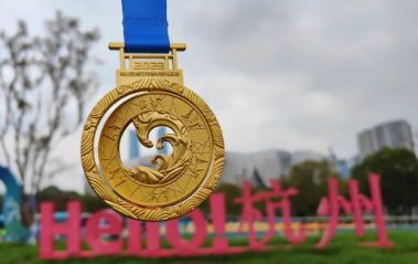 “兔子”与潮水寒风中热情赛跑！