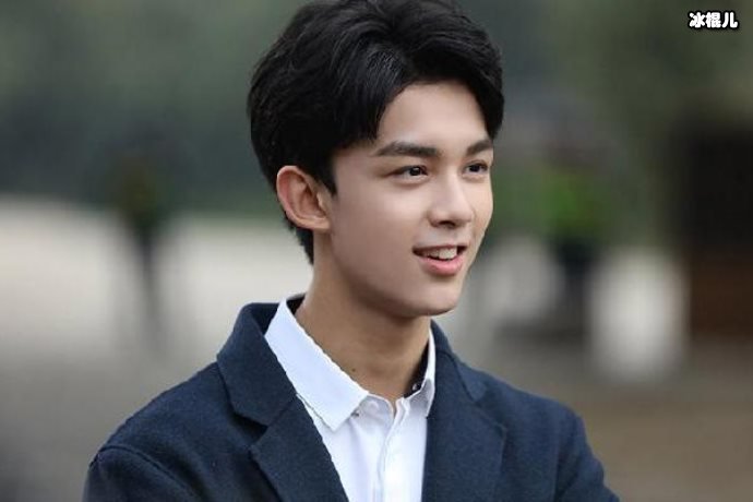 吴磊和明星的合照是他的成长史,有种合照叫我长大了但你还没有老