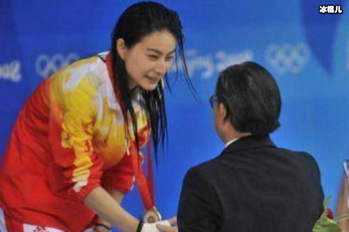 郭晶晶3岁女儿近照曝光,女儿可爱父亲慈爱霍启刚配文超暖心