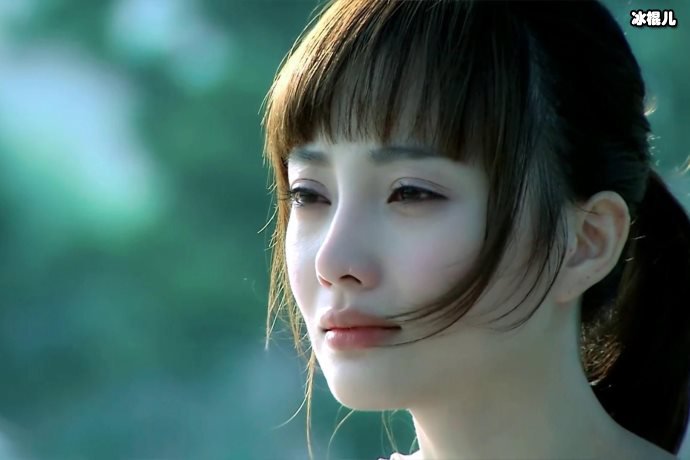 李小璐白色毛衣尽显年轻,宛如女神般