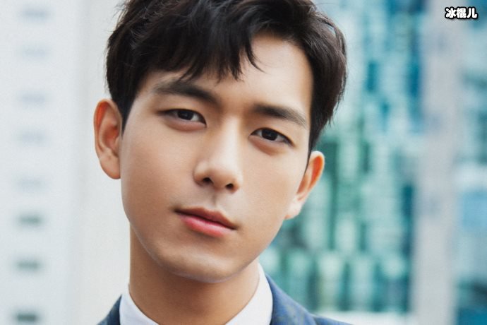 李现在街边吃热干面,丝毫没有偶像包袱模样依旧帅气