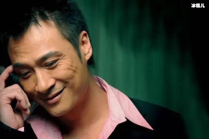 吴镇宇儿子近期在社交平台上发布的视频,引发网友热议