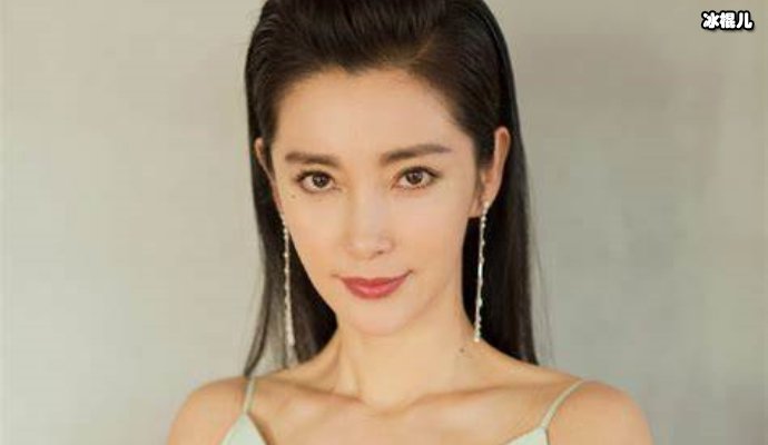 李冰冰罕见晒妹穿同样的衣服像双胞胎,网友:妹妹更漂亮