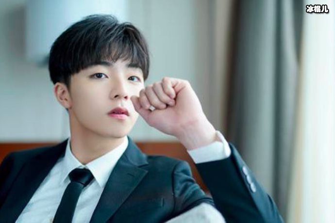 蓝色少年出场,陈立农满满的少年感时尚又活力