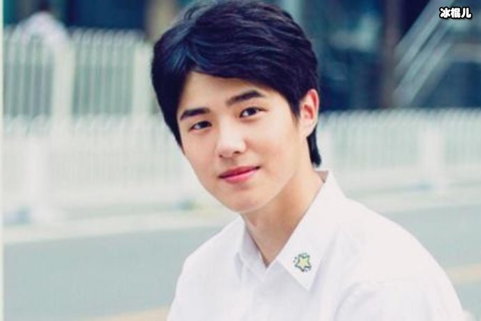 刘昊然素颜被粉丝拍到,用手挡脸粉丝称呼太可爱了