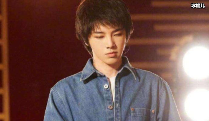 有一种“撩人”叫男星蒙眼,华晨宇、肖战还好,最迷恋他!