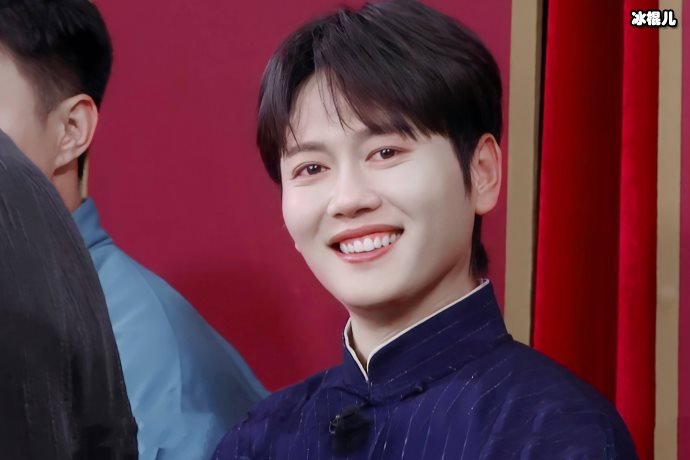 孟鹤堂第一次做直播不让观众刷礼物,直言有人给发工资