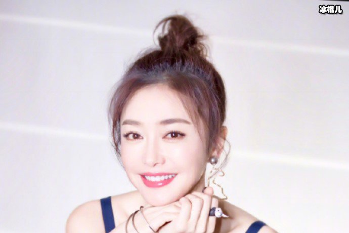 秦岚逆生长惊艳网友白衬衣配牛仔裙清新可人,40岁仍一副少女感