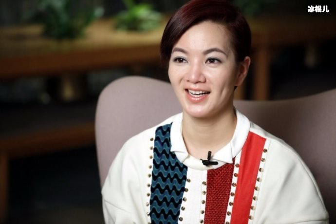 著名女星近照曝光状态极差眼袋成亮点,与旁边阿雅形成鲜明对比