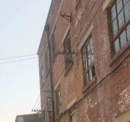 我爱飘雪的浪漫 也爱这有裂缝的人间