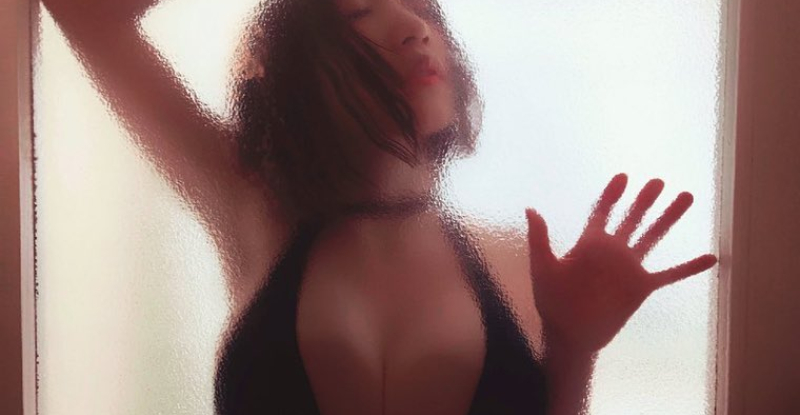 巨乳小惡魔清水あいり使出絕招「奶壓玻璃」　不是強化可能撐不住…