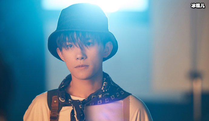 今日机场走秀易烊千玺穿情侣装,为何粉丝还是很开心?