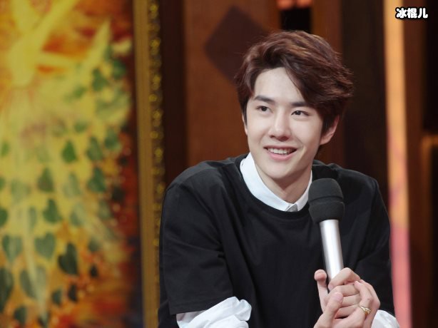 王一博现身晚会现场诠释极美《青春》,网友:说到粉丝心里去了