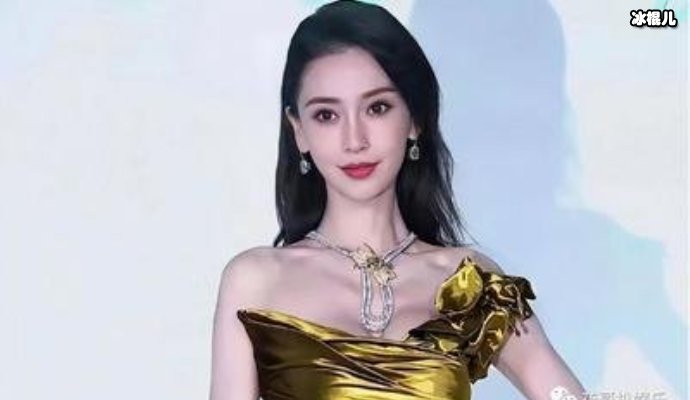 杨颖在阳台上拍风景照,家人记录这一时刻