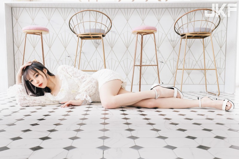 人美聲甜！公主系正妹女友「娃娃」蕾絲洋裝秀Ｓ曲線，「白嫩美腿」好犯規！