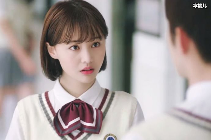 郑爽关爱艾滋儿童,与孩子笑成一团太乖巧