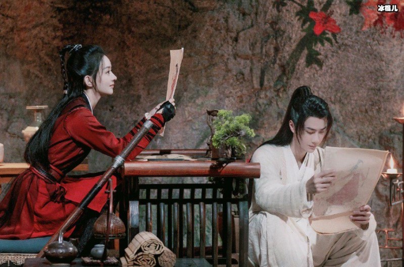 赵丽颖和王一博片场聊天,王一博的大美腿抢镜