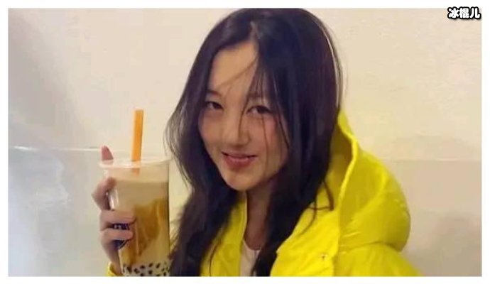 李嫣晒与母亲庆生照片,手机壳上的王菲是亮点