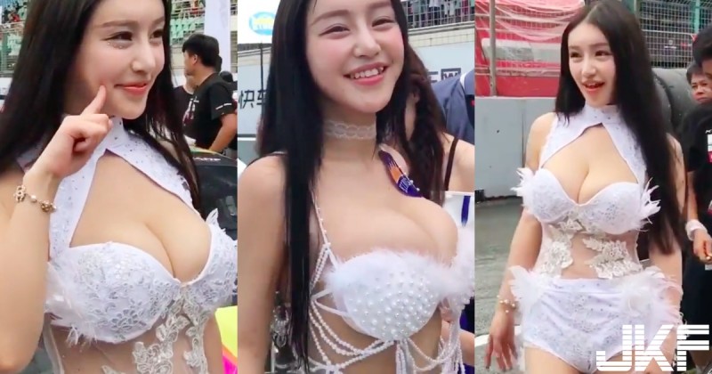 有夠巨！「F奶車模」稱霸賽車場！車頭燈「上下抖動」感覺快撞到臉上了…