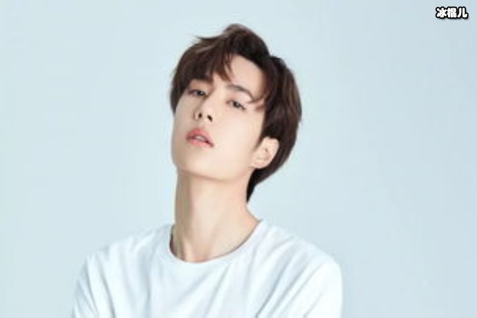 王一博在《天天向上》的旧照,一个人坐角落玩干冰可爱爆