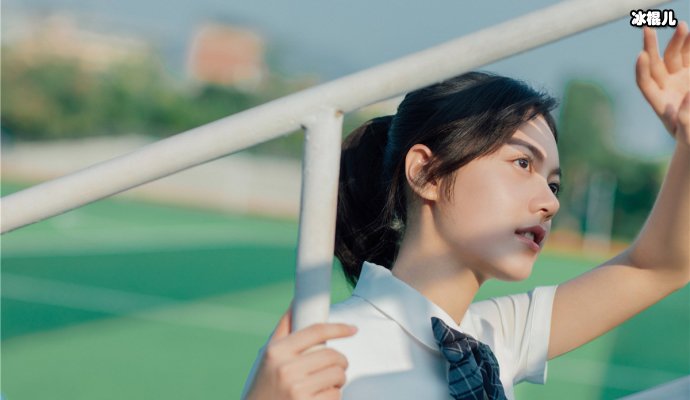 赵今麦录制节目吃零食,看到顾客进门后她的动作亮了