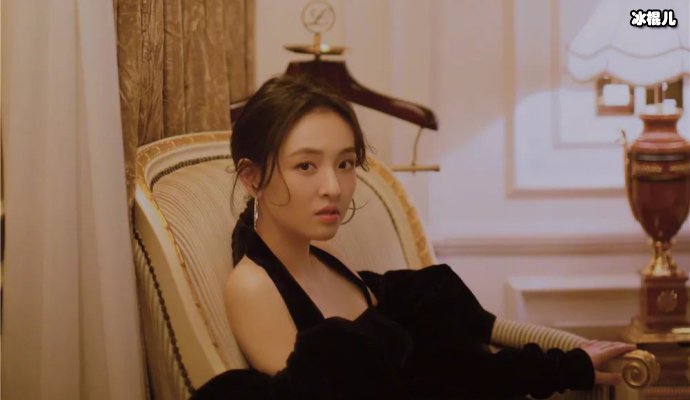 吴倩身穿黄色西服亮相机场,造型唯美让大家惊喜不已