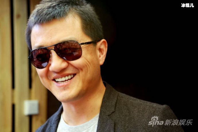 李亚鹏女友舞台深情献唱,穿短裙美腿抢镜身材气质堪比一线女星