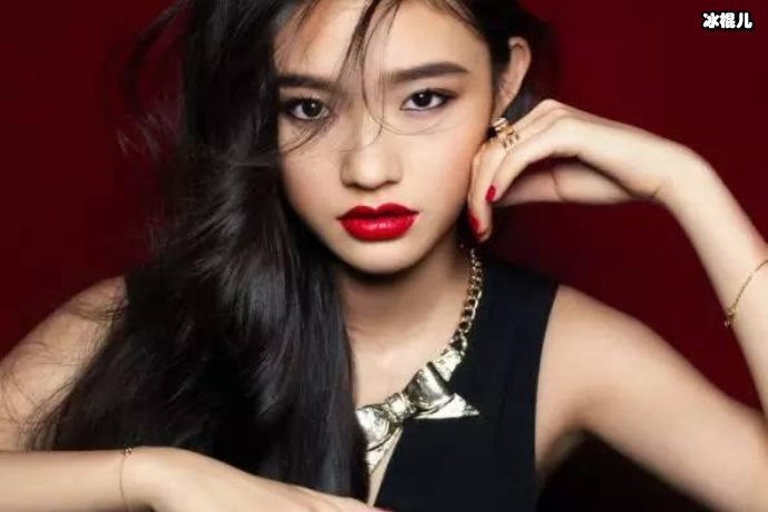 网友在机场偶遇林允,穿着朴素毫无偶像包袱买面包牛奶充饥