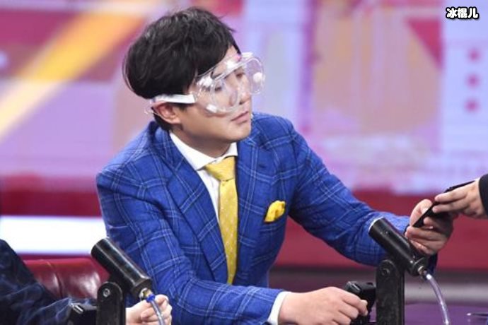 在舞台上认真搞笑的沈腾,不笑自喜的他让观众们看到真实