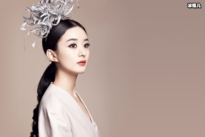 在别人都穿羽绒服的情况下,赵丽颖竟然穿裙装出席活动