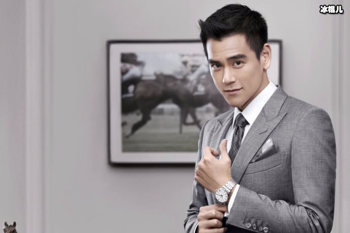 山东援鄂男护士李越回家之际,收到了彭于晏寄给他的签名照和棒球帽