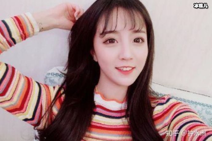 颖儿宅在家里近一个月,趁孩子睡着和朋友开始追剧