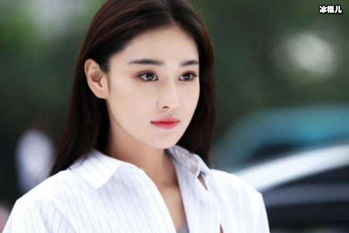 张予曦的爸爸出现在一家三口合照中,网友直呼基因太强大