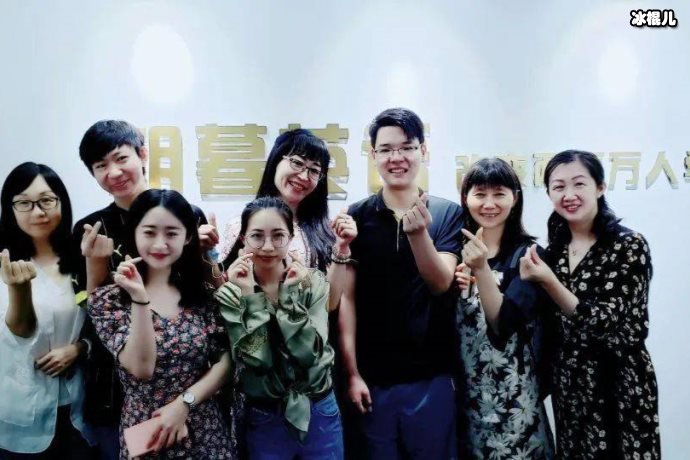 姐姐们首期就已经很“抱团”了，但是这一幕却让观众窒息败坏好感