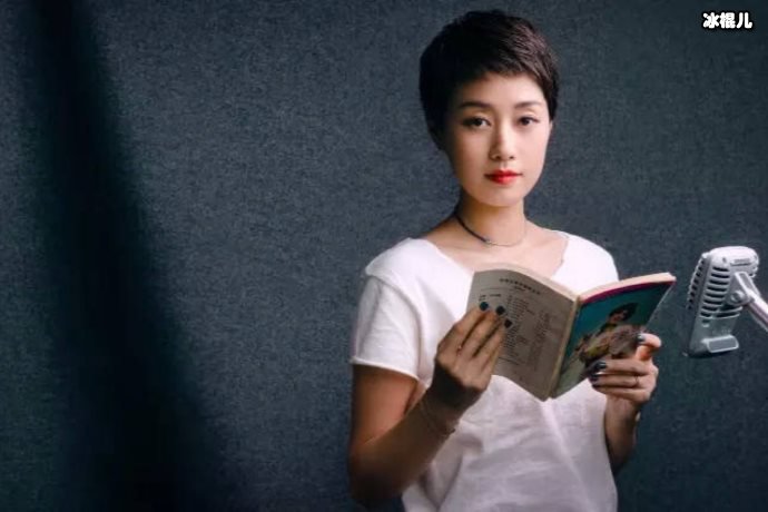 马伊俐和白玉兰失之交臂，并未影响心情自备美酒和朋友深夜聚会