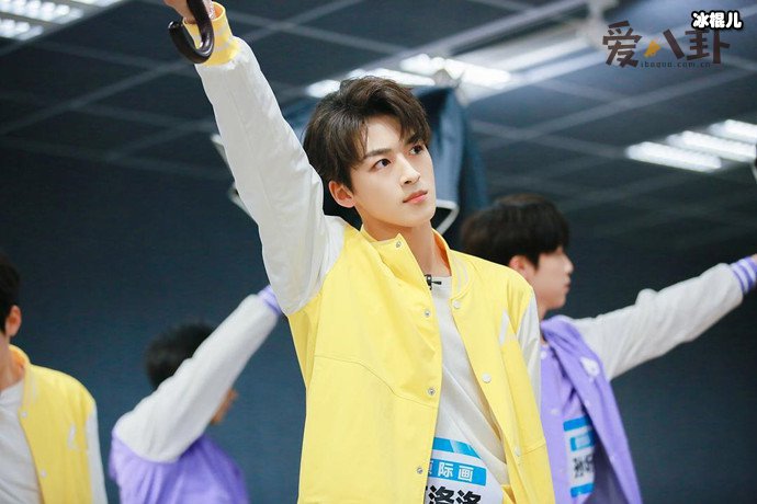 何洛洛为什么错过高考? 详情曝光2021年高考也没有参加?