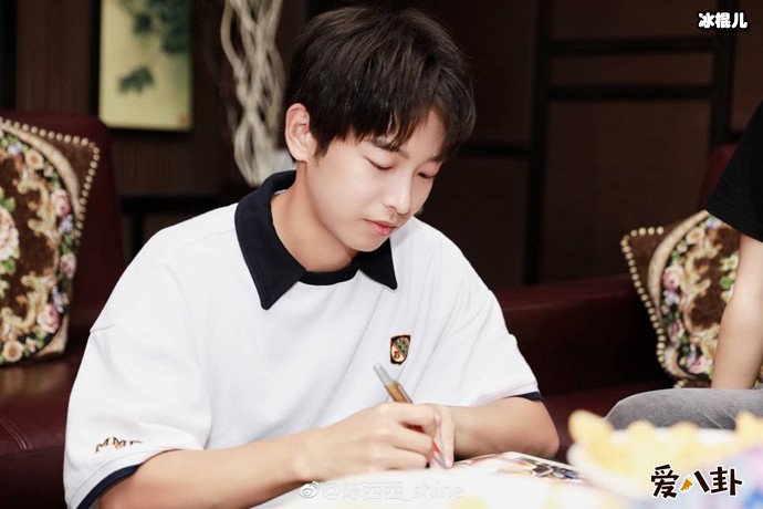 彭昱畅道歉事件真相是什么? 不满片方随意署名严重违约行为