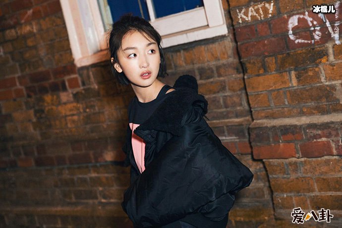 蒋梦婕和周冬雨长得像亲姐妹!人气却大不相同!