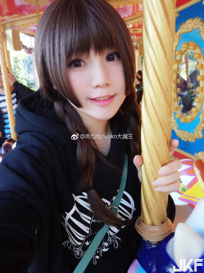 絕世大肉包！巨乳症妹挺兩顆「飽滿多汁肉包」先從南半球開始咬下去….