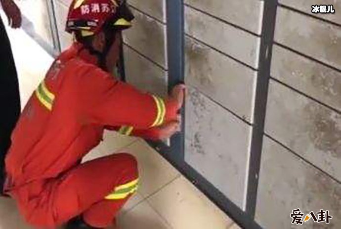 快递柜内取出男孩, 熊孩子是怎么自己爬进去反锁的?