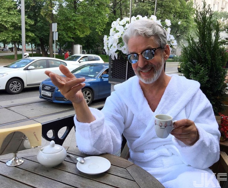 老頭用6000元打造成俄國富豪騙鄉民，每天都有妹子上門求包養